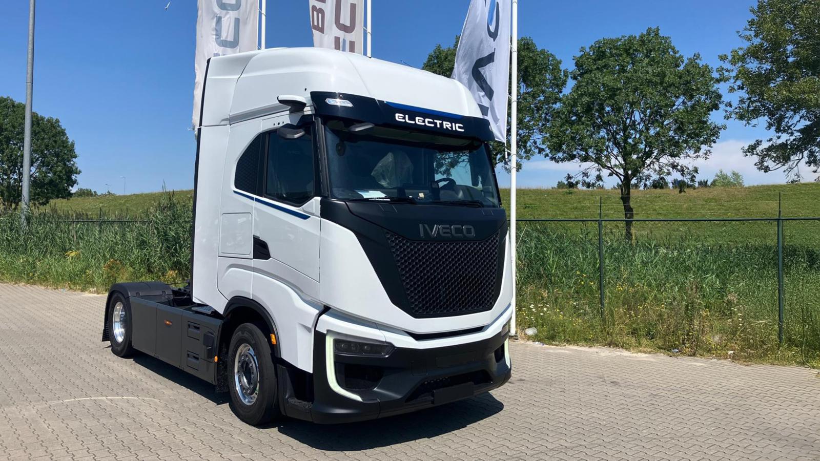 Een van de nieuwe elektrische IVECO S-eWay trekkers van De Wit Transport