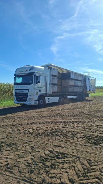 Transport van pioenstekken af het land.